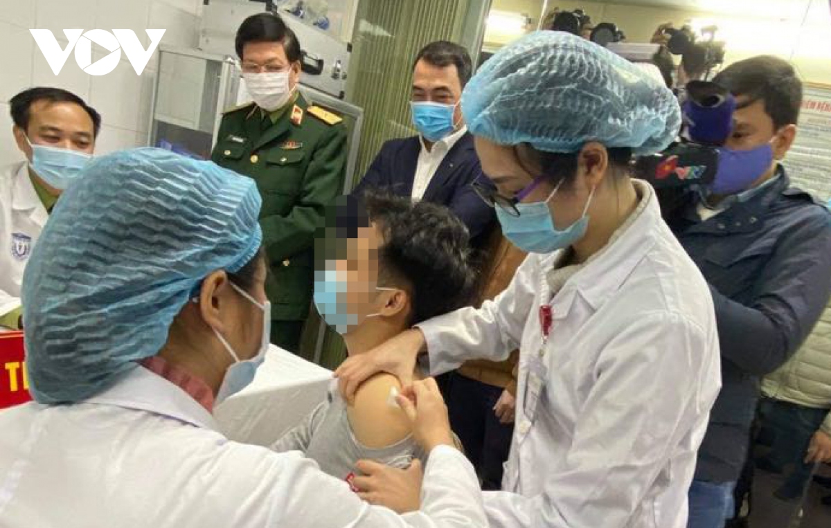 Bắt đầu tiêm thử nghiệm vaccine phòng Covid-19 cho 3 tình nguyện viên